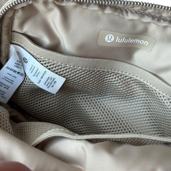 Lululemon 1L Belt Bag LIMITED EDITION EXCLUSIVE in Trench/White Opal Logo - Picture 13 of 15